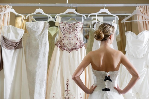 Bridal Gown Shopping Etiquette: Do's and Don'ts