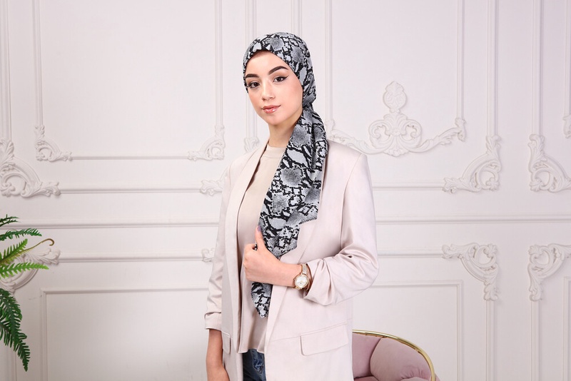 How to Tie A Scarf for A Casual Look